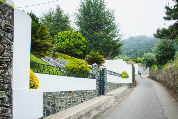 a typical road upwords the hill oh a small portuguese city - upwords imagens e fotografias de stock