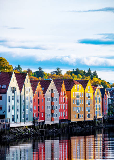 トロンハイムの古い建物 - ノルウェー - trondheim ストックフォトと画像