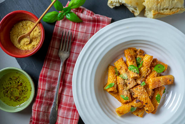 vegane penne-nudeln - penne rigatoni pasta tomato pasta stock-fotos und bilder