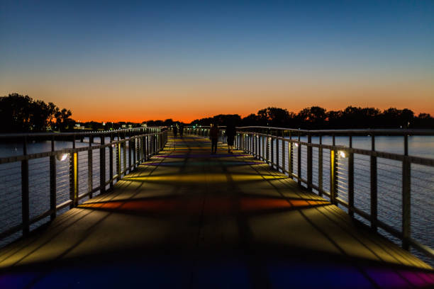 gray's lake footbridge - iowa des moines bridge night fotografías e imágenes de stock