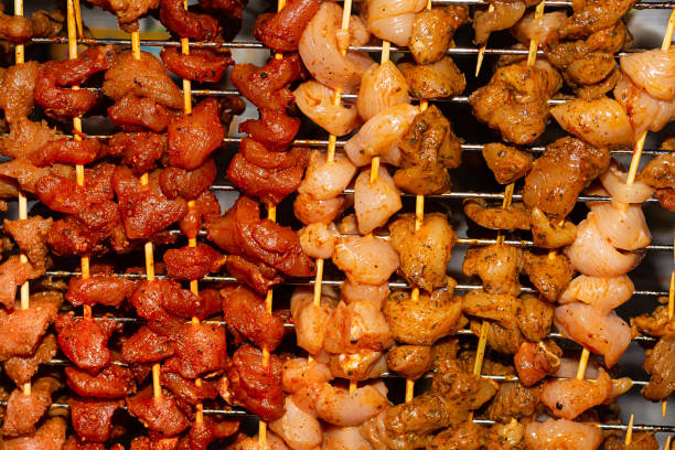 carne marinada sazonada de recolección de pimentón, patrón vertical de kebab - 5123 fotografías e imágenes de stock