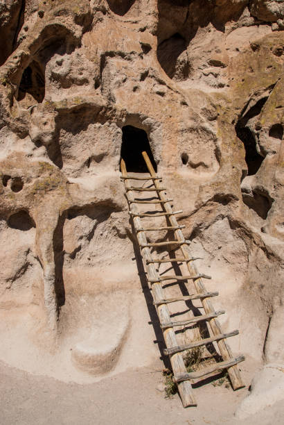 leiter zu einer pueblo-höhle - bandelier national monument anasazi anasazi ruins photography stock-fotos und bilder