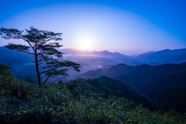 宮崎県高千穂市の山の日の出 - mythology ストックフォトと画像