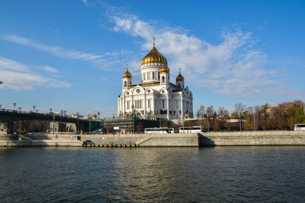 cathedral of christ the savior in moscow. - patriarchal cross imagens e fotografias de stock