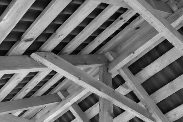 деревянная крыша с поперечным балкой фон крыши строительство высокой - 5446 стоковые фото и изображения