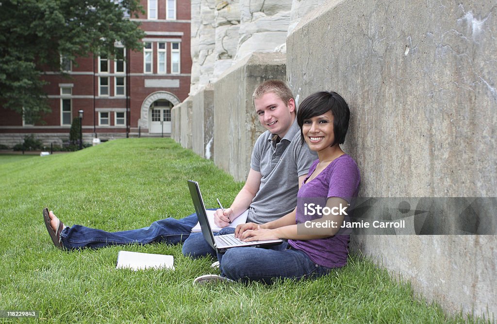 Studenti universitari campus - Foto stock royalty-free di 18-19 anni