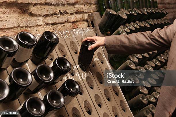 Homem Escolhe Vinho - Fotografias de stock e mais imagens de Armazém - Armazém, Garrafa de Vinho, Adulto