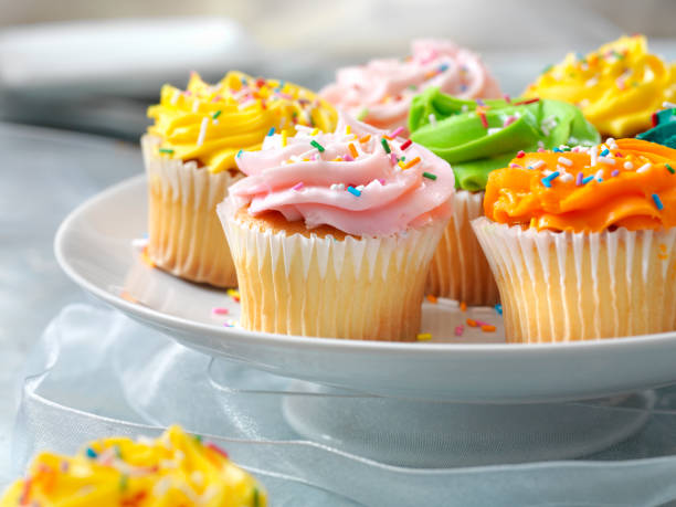 cupcakes colorati con spruzzi di caramelle - ribbon nobody cupcake celebration foto e immagini stock