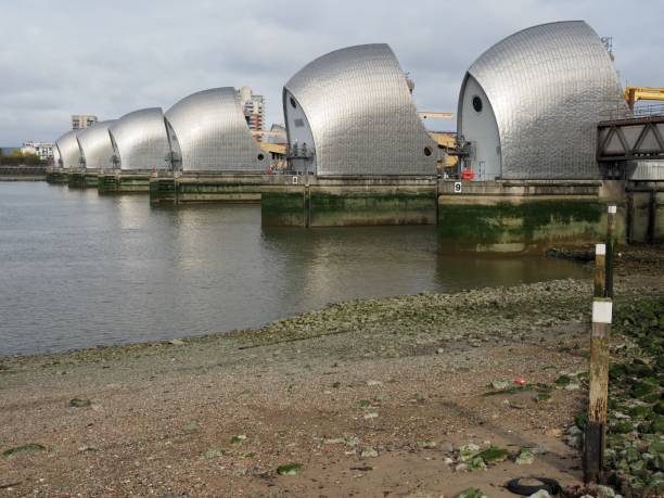 fileira de portas de giro da barreira de tamisa - thames river thames barrier london england boundary - fotografias e filmes do acervo