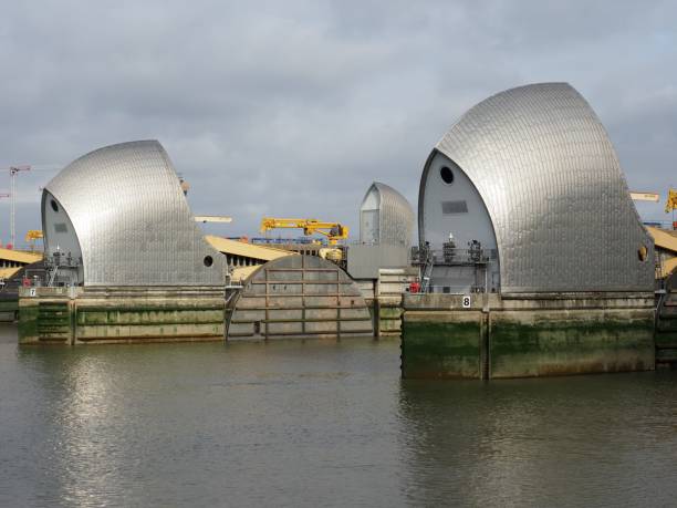 portas de giro da barreira de tamisa - thames river thames barrier london england boundary - fotografias e filmes do acervo