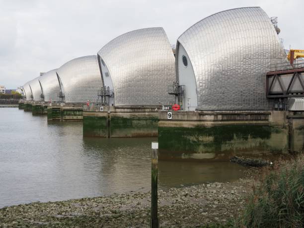 fileira de portas de giro na barreira de tamisa - thames river thames barrier london england boundary - fotografias e filmes do acervo