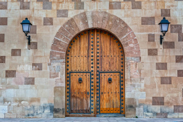 puerta de madera vieja - gothic style castle church arch fotografías e imágenes de stock