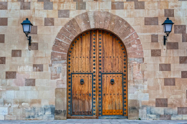 porta de madeira velha - architecture close up old stone - fotografias e filmes do acervo