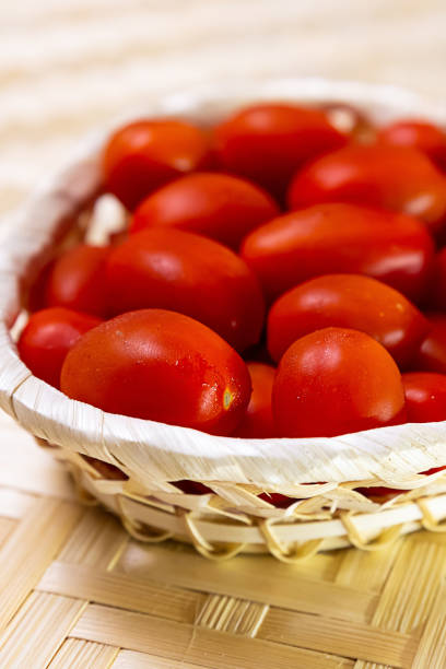 kosz wiśni pomidor czerwony smaczny pionowy zestaw z bliska zestaw warzyw partii - 5935 zdjęcia i obrazy z banku zdjęć