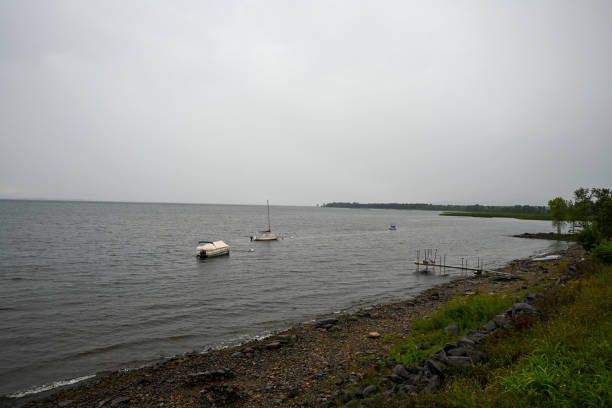 lake champlain e crown point ny - sailboat pier bridge storm - fotografias e filmes do acervo