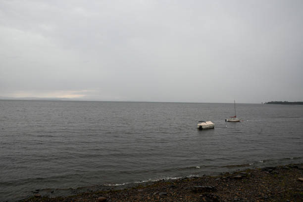 озеро шамплейн и краун-пойнт ny - sailboat pier bridge storm стоковые фото и изображения