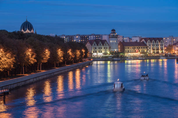 vista cénico do rio de pregel e da vila do pescador em kaliningrad, rússia-konigsberg anterior, prussia oriental, germany. - kaliningrad - fotografias e filmes do acervo