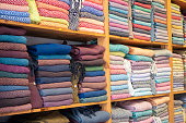 wrap-in-vielen-designs-und-farben-auf-dem-regal-zum-verkauf-es-wurde-gekreuzt.jpg?b=1&s=170x170&k=20&c=qwHCq0tRJlb2_ZEXACXCyp6s38P38RVnJZKGWThILbY=