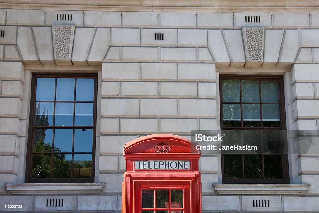 Red telefone box, duas janelas - Foto de stock de Cabina telefónica vermelha royalty-free