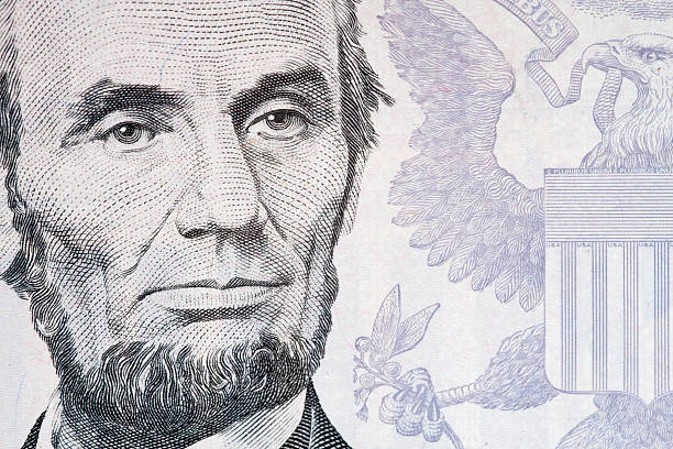 abraham lincoln a 5 dollari statunitensi - currency us paper currency five dollar bill usa foto e immagini stock