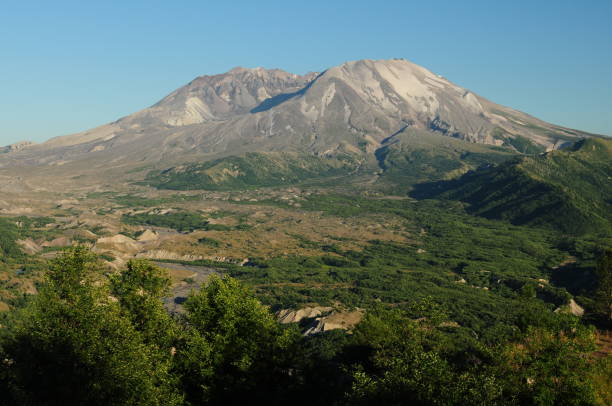 istock Volcano Mount St. Helens Oregon USA 1182333896
