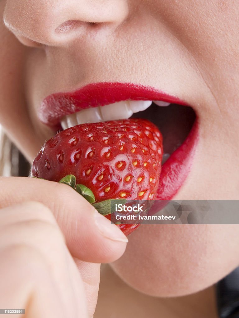 イチゴを食べる若い女性 - 1人のロイヤリティフリーストックフォト