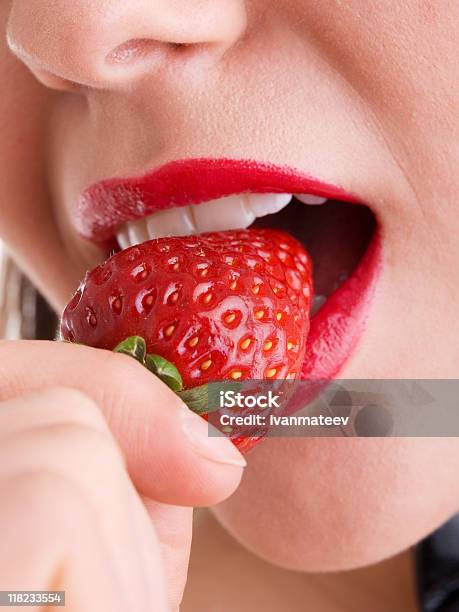 イチゴを食べる若い女性 - 1人のストックフォトや画像を多数ご用意 - 1人, イチゴ, カラー画像