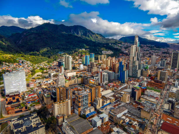 paysage urbain de bogota de grands bâtiments et montagnes et ciel bleu - mountain hill sky cloud photos et images de collection