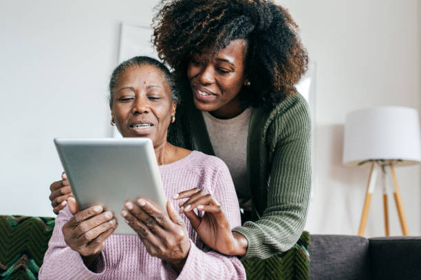 nauczanie o aplikacji inteligentnego domu - community outreach aging process human age retirement zdjęcia i obrazy z banku zdjęć