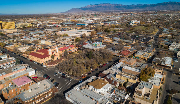 iglesia de san felipe de neri - la iglesia católica más antigua de albuquerque, y el casco antiguo de albuquerque con los distritos residenciales circundantes. nuevo méxico, estados unidos, en el soleado día de invierno. vista aérea panorámica. - albuquerque catholicism church new mexico fotografías e imágenes de stock