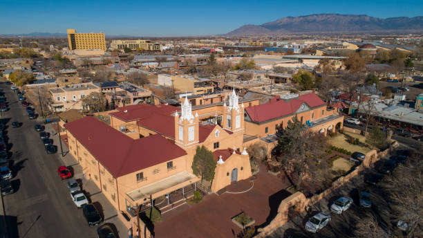 chiesa di san felipe de neri - la più antica chiesa cattolica di albuquerque, nuovo messico, usa, nella soleggiata giornata invernale. immagine del drone aereo. - albuquerque catholicism church new mexico foto e immagini stock