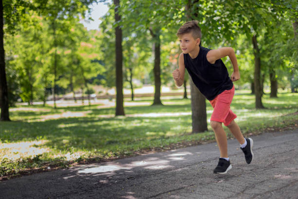 course d'enfant - beautiful caucasian teenager running photos et images de collection