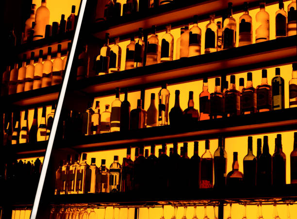 filas de botellas sentadas en el estante de un bar, marcas comerciales eliminadas - in a row multi colored bright yellow fotografías e imágenes de stock
