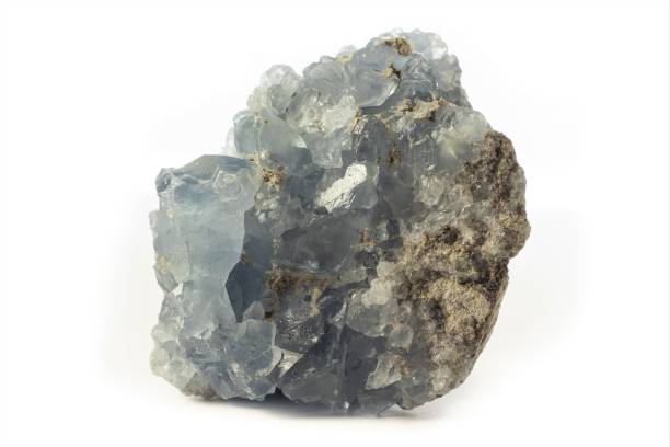 skała niebieskiego minerału celestyny z madagaskaru izolowana na czystym białym tle - celestyny zdjęcia i obrazy z banku zdjęć
