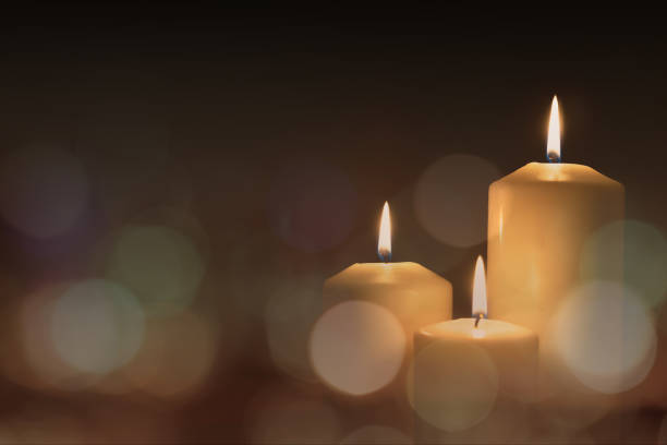 luz de vela de adviento de navidad en la iglesia con bokeh dorado borroso para ritual religioso o meditación zen espiritual, mente y alma pacíficas, o ceremonia fúnebre - christmas candle advent holiday fotografías e imágenes de stock