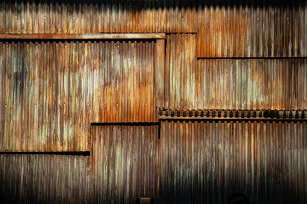 fond en métal ondulé de texture grunge foncée, surface de l'acier rouillé, secteur désintégré de mur de taudis - corrugated iron tin rusty metallic photos et images de collection