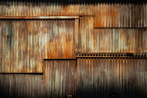 어두운 그런 지 텍스처 골판지 금속 배경, 녹슨 강철의 표면, 빈민가 벽 부패 지역 - corrugated iron metal iron rusty 뉴스 사진 이미지