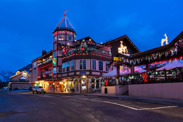 belle luci e decorazioni natalizie in strada urbana - leavenworth foto e immagini stock