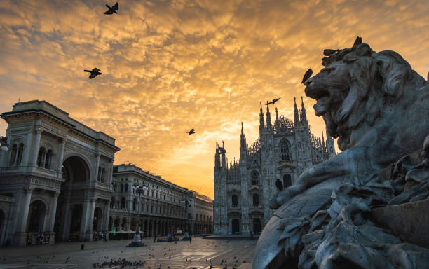 milano piazza duomo kathedrale galleria und löwendenkmal bei sonnenaufgang bewölkten epischen himmel - ii stock-fotos und bilder