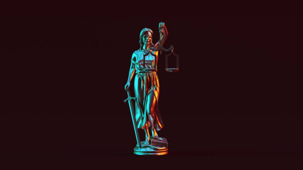 silber lady justice statue die personifizierung des justizsystems mit rot orange und blau grün moody 80er jahre beleuchtung front - iustitia stock-fotos und bilder