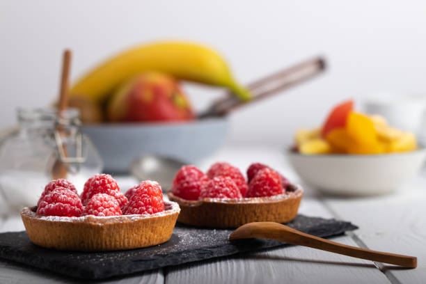 pastel de frambuesa en la parte superior de una mesa - jellied cranberries fotos fotografías e imágenes de stock