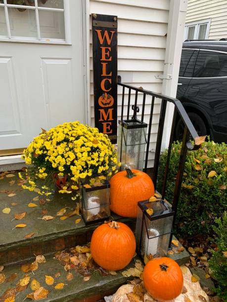 オハイオ州のハロウィーン、中米のフロントポーチにシンプルだがエレガントな装飾。 - squash pumpkin orange japanese fall foliage ストックフォトと画像