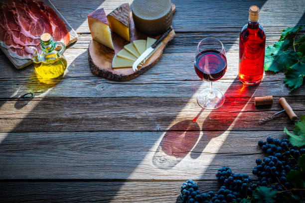 vino natura morta vino rosso bianco e rosa con cibo formaggio - alcohol wine barrel la rioja foto e immagini stock