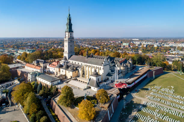 monastère de jasna gora à czestochowa, pologne. vue aérienne - monastère de jasna góra photos et images de collection