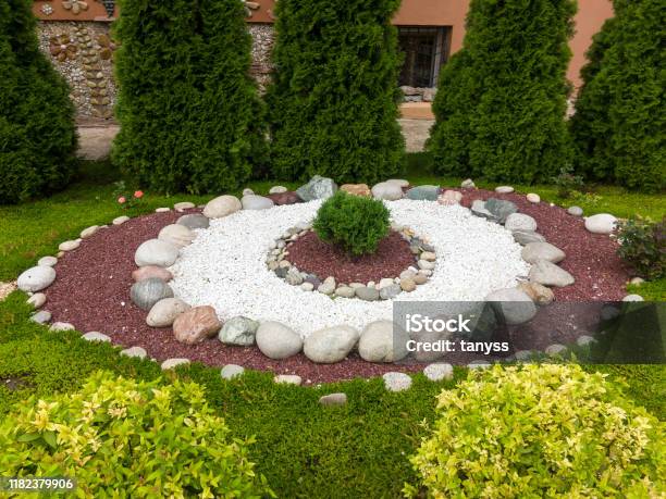 Making Flower Beds In The Park With Stones Stock Photo - Download Image Now - Landscaped, Gravel, Yard - Grounds