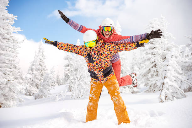 sciatore felice e snowboarder che si divertono - snowboarding friendship snow winter foto e immagini stock