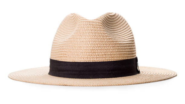 クリッピングパスで白い背景に隔離された黒い布によるストラップ付きクリーム広縁の帽子。