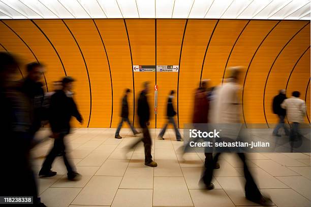 Gente En Movimiento Borroso En Contra De Un Túnel De Naranja Moder Foto de stock y más banco de imágenes de Andén de estación de metro