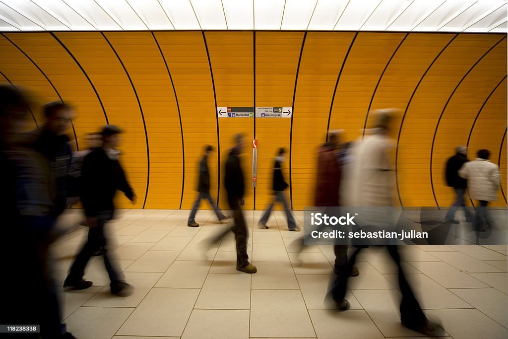 Turva as pessoas em movimento contra moder túnel de Laranja - Royalty-free A caminho Foto de stock