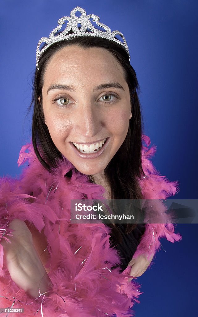 Sonriendo soltera en rosa bufanda de plumas y tiara (fisheye - Foto de stock de 25-29 años libre de derechos